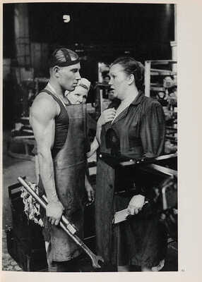 Cartier-Bresson H. The people of Moscow. New York: Simon and Schuster, 1955. 10 с., 78 л. ил., [20] c.; 27 * 20,5 см На английском языке. В издательском тканевом переплете, в издательской суперобложке. Коллекционная сохранность. Альбом фотографий знаменитого французского фотографа, мастера реалистичной фотографии XX в. Анри Картье-Брессона (1908-2004)